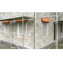 Hausfassade mit Gerüst und Fensterabdeckungen während der Bauphase