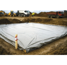 Graue Bauplane auf einer Baustelle