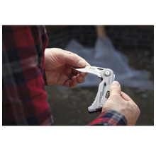 Eine Person hält ein Stanley Quickslide-Messer in der Hand.