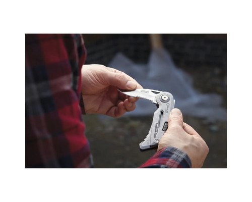 Eine Person hält ein Stanley Quickslide-Messer in der Hand.