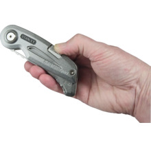Stanley Cuttermesser in der Hand