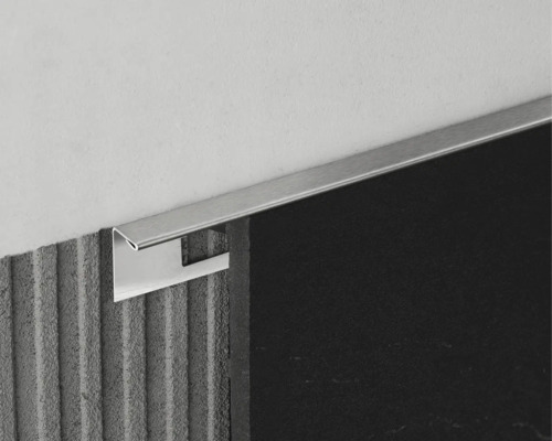 Fliesenprofil aus Metall an Wand und Fliesen