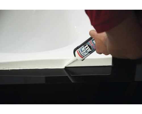 Auftragen von Soudal Fix All Flexi Klebstoff auf eine Waschbeckenoberfläche.