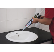 Anwendung von Soudal Fix All Kristallkleber mit Kartuschenpistole an einem Waschbecken