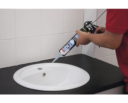 Anwendung von Soudal Fix All Kristallkleber mit Kartuschenpistole an einem Waschbecken