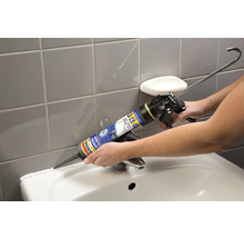 Auftragen von Sanitärsilikon mit einer Kartuschenpistole auf ein Waschbecken