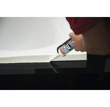 Hand dichtet Waschbecken mit Soudal Fix All Flexi ab