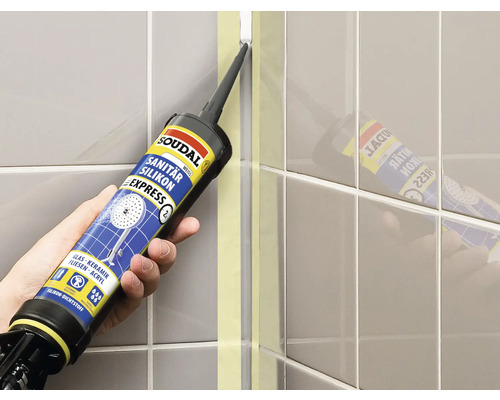 Anwendung von Sanitärsilikon zum Abdichten von Fliesenfugen im Badezimmer