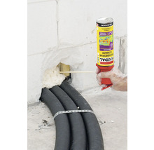 Isolierung eines Mauerdurchbruchs mit Montageschaum und Kabelschutzrohren