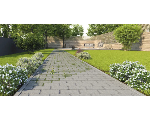 Gartenansicht mit Rasenfläche, Steinweg und Sitzgruppe auf einer Holzterrasse