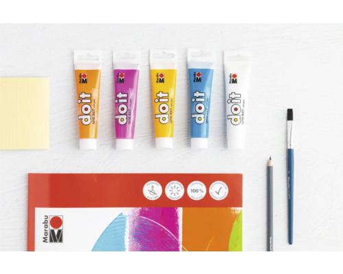 Kreativset mit Farben, Pinsel, Bleistift und Zeichenblock