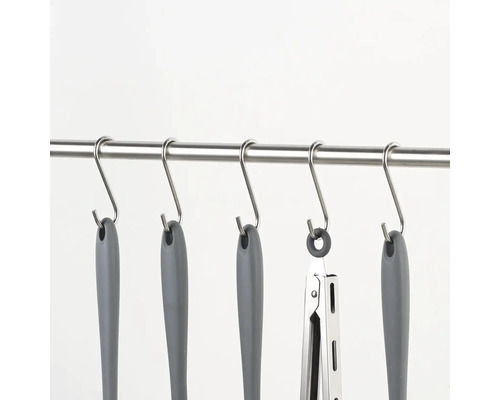 Küchenutensilien hängen an einer Stange mit S-Haken