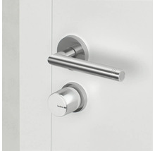 Türklinke aus Edelstahl mit tedee Smart Lock an einer weißen Tür.