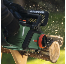 Akkukettensäge beim Sägen von Holz