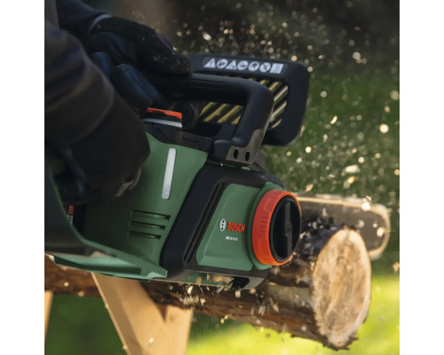 Akkukettensäge beim Sägen von Holz