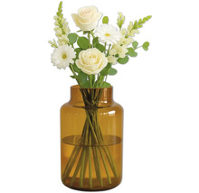 Blumenstrauß mit Rosen und Gänseblümchen in Glasvase