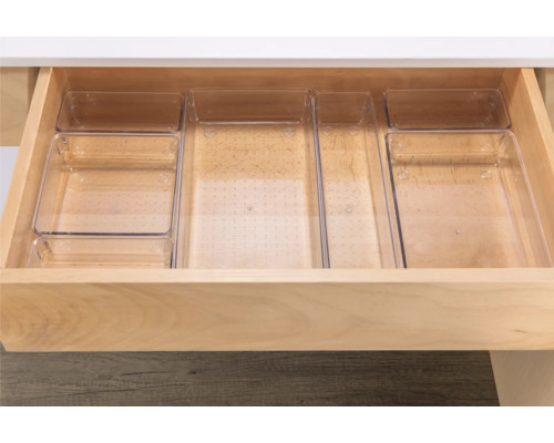 Offene Schublade mit transparenten Aufbewahrungsboxen zur Organisation