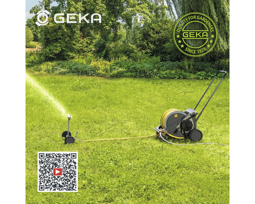 Rasensprenger und Schlauchwagen von Geka im Einsatz auf einer grünen Rasenfläche.