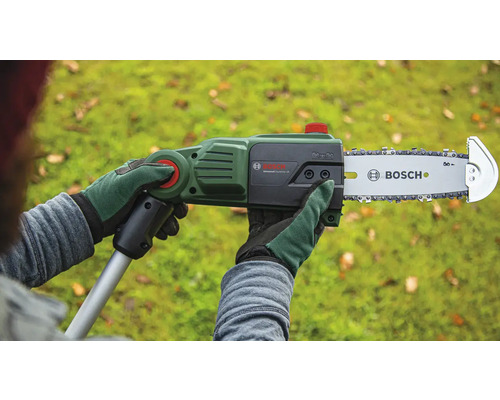 Eine Person hält eine Akku-Kettensäge UniversalChainPole 18 von Bosch in der Hand.