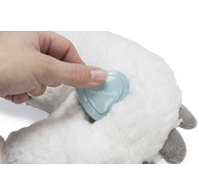 Hand berührt Beetztees Logo auf einem Stofftier.