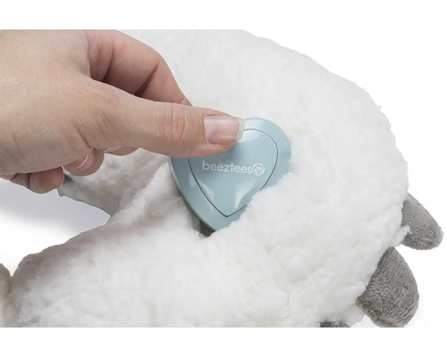 Hand berührt Beetztees Logo auf einem Stofftier.