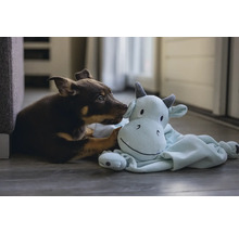 Ein Welpe interagiert mit einem Stofftier.