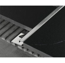 Fliesenprofil aus Metall zwischen zwei Fliesen