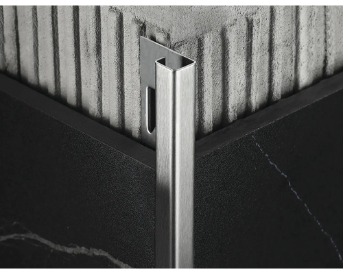 Fliesenabschlussleiste aus Metall zwischen zwei Fliesen