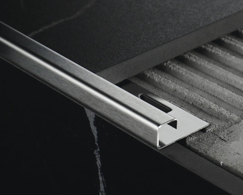 Fliesenschiene aus Metall auf Fliesenoberfläche