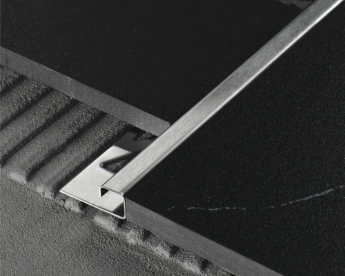 Fliesenschiene aus Metall zwischen zwei Fliesen