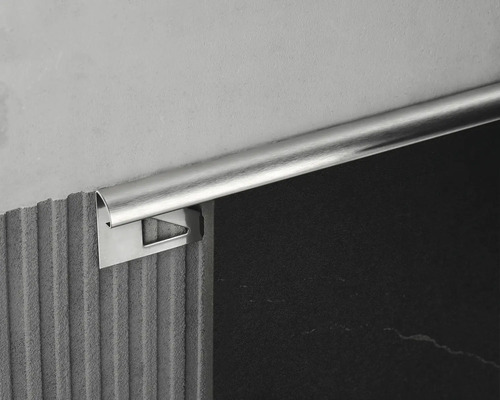 Fliesenprofil aus Metall an Wand und Fliesen