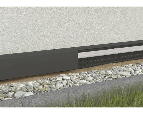 Detailansicht einer Hauswand mit Perimeterdämmung und Sockelprofil