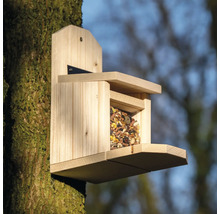 Holzfutterhaus für Eichhörnchen zur Wandmontage, gefüllt mit Futter