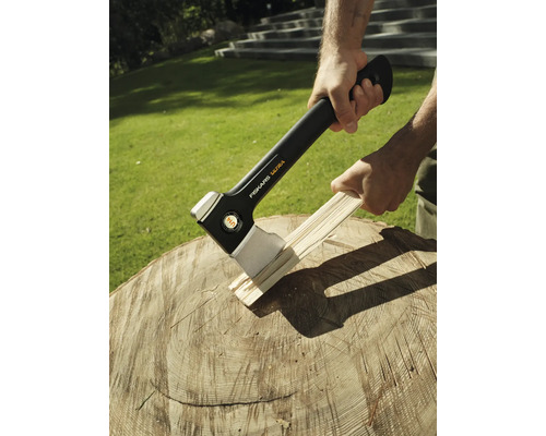 Axt beim Holzspalten auf einem Baumstumpf