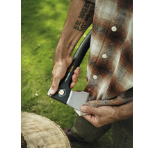 Mann mit Spaltaxt und Holzstück