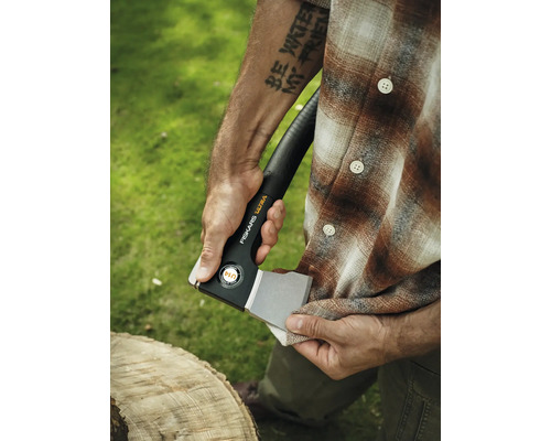 Mann mit Spaltaxt und Holzstück