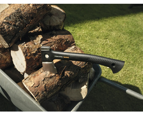Fiskars Ultra Spaltaxt auf einem Holzstapel in einer Schubkarre