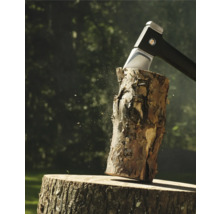 Axt spaltet Holz auf einem Hackklotz