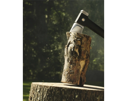 Axt spaltet Holz auf einem Hackklotz