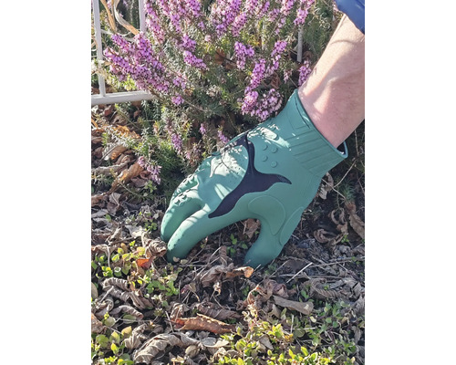 Gartenarbeit mit Gartenhandschuhen im Gartenbeet