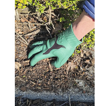 Gartenarbeit mit Handschuhen zum Schutz der Hände