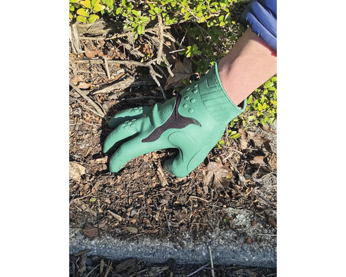 Gartenarbeit mit Handschuhen zum Schutz der Hände