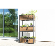 Mehrstöckiges Pflanzregal aus Holz und Metall mit bepflanzten Kästen im Außenbereich.