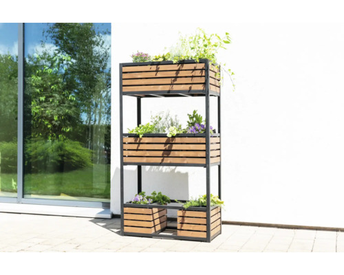 Mehrstöckiges Pflanzregal aus Holz und Metall mit bepflanzten Kästen im Außenbereich.