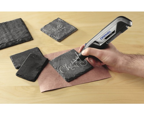 Dremel Lite Gravierstift beim Bearbeiten eines Schieferuntersetzers