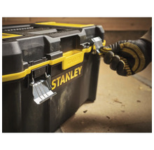 Stanley Werkzeugkasten mit einem Handschuh wird geöffnet