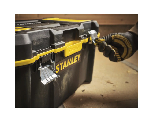 Stanley Werkzeugkasten mit einem Handschuh wird geöffnet