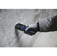 Hand mit Bosch Feuchtigkeitsmessgerät an einer Betonwand