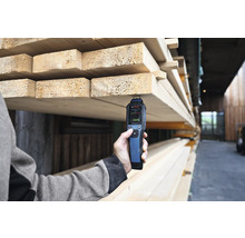 Feuchtigkeitsmessgerät bei der Messung des Feuchtigkeitsgehalts von Holz