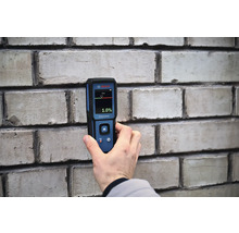 Feuchtigkeitsmesser in der Anwendung an einer Ziegelwand